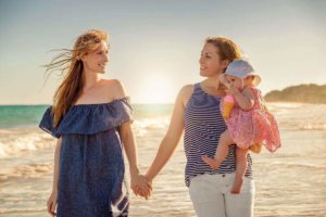 Regenbogenfamilie gründen: Möglichkeiten als homosexuelles Paar ein Kind zu bekommen