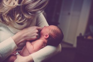 Schluckauf beim Baby: So kannst du helfen