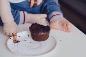 Spielen statt Essen: Gemeinsam am Tisch mit dem Baby essen