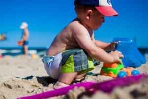 Sonnenschutz: Wie Sie Ihr Kind richtig vor der Sonne schützen