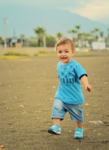 6 Tipps, mit denen Sie Ihr Kind beim Laufen lernen unterstützen